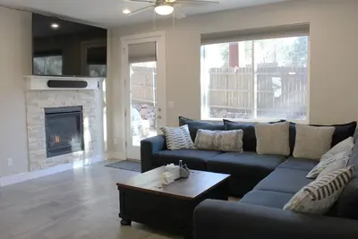 Image de Family-Friendly 4-Bedroom Home Near Nau with Fireplace, Loft & Backyard Bbq