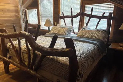Image de Hillbilly Hideout; Charming 2-bedroom cabin in lovely Sevierville with Hot tub