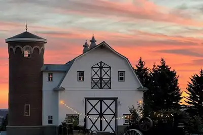 Image de Famous tranquil GreenBluff barn on 10 acres, huge views, north Spokane
