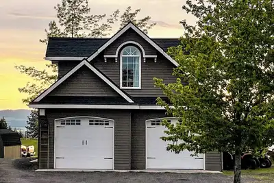 Image de Country Green Bluff Carriage House with fire pit and pickleball, north Spokane