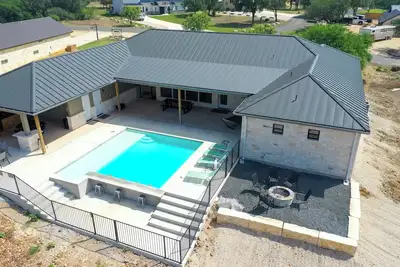 Image de Out of Bounds, pool, Frio River, sleeps 24