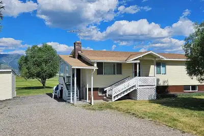 Image de Snowmobilers' Paradise! Large home, 1 acre, spacious parking, close to trails.