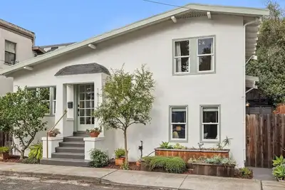 Image de Alameda Craftsman Bungalow – Warm, Welcoming & Perfect for Extended Stays