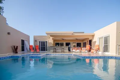 Image de Large house in gated residence with waterpark