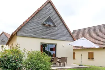 Image de maison dans un parc de vacances avec piscine