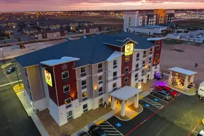 Image de 3 Units | Spacious Stay Near Joyland Park w/ Kitchenette & Parking