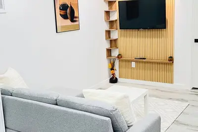 Image de Stylish Kinglet Gardens Stay Near Big Lake, Lois Hole Park & West Edmonton Mall