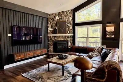 Image de Elegant *Blackwood Grove* by Casa Oso