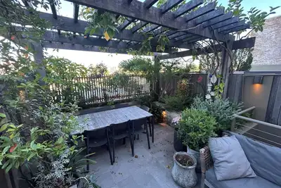 Image de Beautiful inner city terrace close to airport, city, beaches, parks & transport.