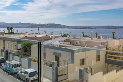 Image de A 3br, fully equipped home opposite the beach w/Ac