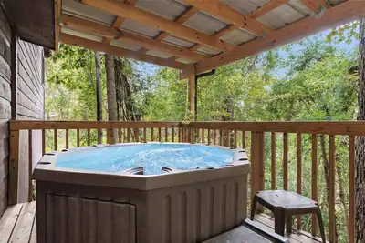 Image de 10. 3 Mi to Dollywood・Cozy Cabin Stay・Hot Tub・Games
