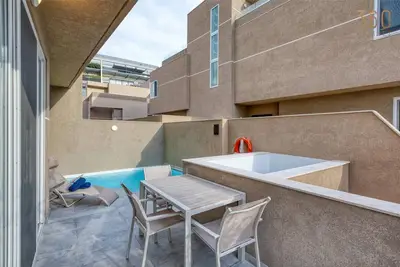 Image de The Pender Lux Hub - 4br villa with Pool, Wifi &Ac