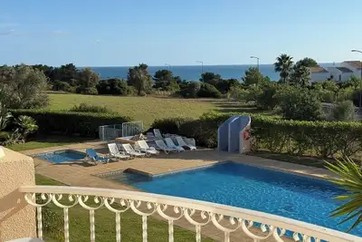 Image de Apt. près de la plage, vue mer, toit terrasse, piscine/jardin à Praia da Marinha