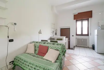 Image de A comfortable 40 square meters apartment, perfect for four people, located on the ground floor of a building. The property is located in a quiet area of ​​Milan and is well served by public transportation, allowing guests to easily explore the city. N