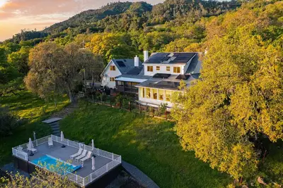 Image de Alexander Valley | Hot Tub, Pool & Pickleball