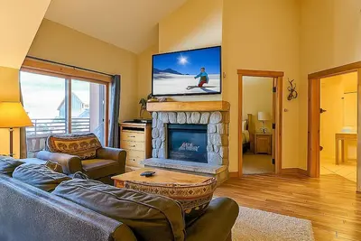 Image de Top Floor Views | Walk to Slopes | Pool & King Bed