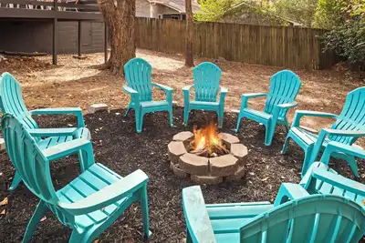 Image de Modern 3Bd 2Ba Firepit-Sleeps 8 King Bed
