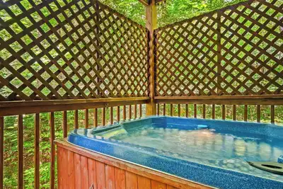 Image de Cozy Cabin w Hot Tub & Pac-Man near Downtown!
