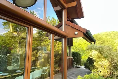 Image de chalet bioclimatique avec yourte et bain nordique à la montagne