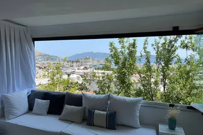Image de Triplex 2+1 Terraced House with Magnificent Sea and Bodrum Castle View in Bodrum