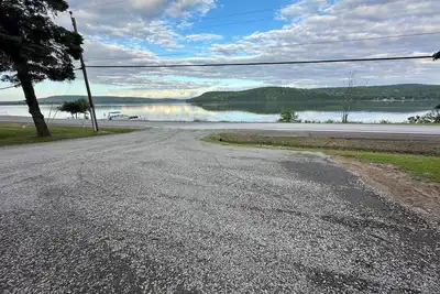 Image de Spacious Waterfront Property 15+ Guest 5-bedroom house in Sinclair, Maine