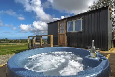 Image de Romantic, Cosy, Shepherd’s Hut – Log Burner, Hot Tub, Fire Pit, Dogs Welcome, Heated Outdoor Pool.