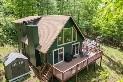 Image de Valley River Refuge: Downtown Escape with Hot Tub + Stunning Mountain Views!