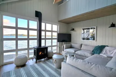 Image de Beachfront cabin, dock, water views