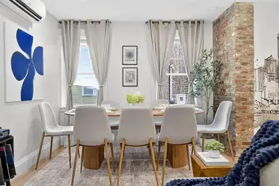 Image de 4br 3ba Designer Gem • Sleeps to 12 • Min to Redline T & Boston • Free Parking