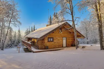 Image de Explore Fairbanks! Authentic Log Cabin w/ Views