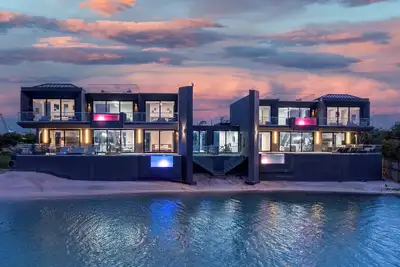 Image de Luxurious 8-bedroom/ 10 bed/20 person villa/4 pools/Gym/Rooftop - Turks & Caicos
