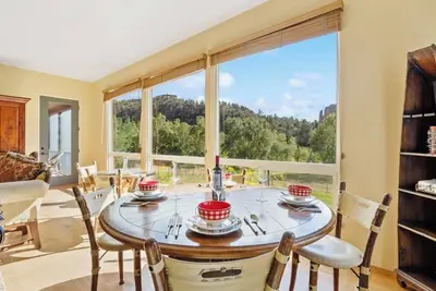 Image de Romantic Getaway-Renovated. Creekfront. Swimming Hole Hike. Hot Tub. Views!