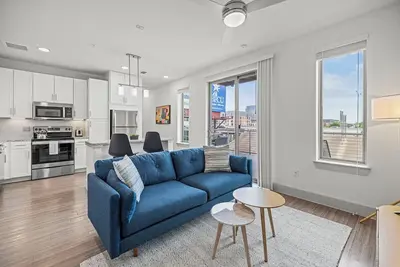Image de 3 Units | Prime Downtown Stay w/ Kitchen | Tailored for Business Travelers