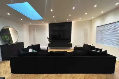 Image de The Baglan Bungalow - Open Plan 85\" Tv