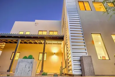 Image de Stylish & Serene 2br Townhouse Retreat