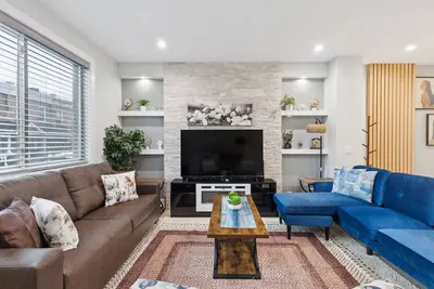 Image de Luxe Oasis with Gym - Spacious Retreat near Stadium and Hospitals and Rooftop