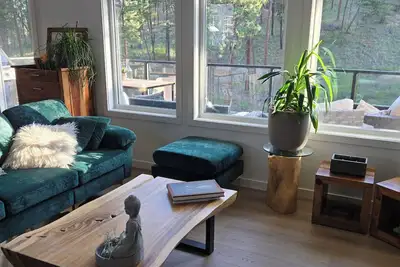 Image de Stylish brand-new designer home surrounded by natural beauty. Pet-friendly!