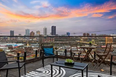 Image de Modern 3br Skyline Retreat w/ Rooftop Deck + Free Parking + Views