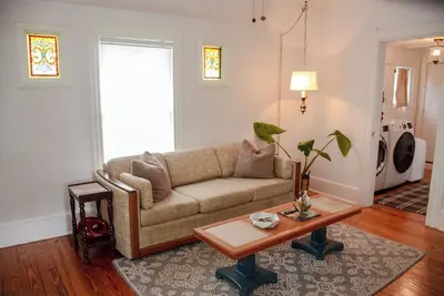 Image de Vintage Riverside Cottage - King Bed - Original Clawfoot Tub