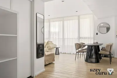 Image de KozyGuru | Waterloo | Designer Pad with City Views