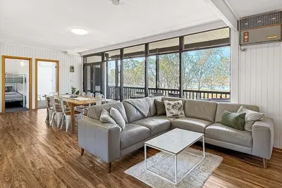 Lakefront Palms - Lakefront living, pet friendly home