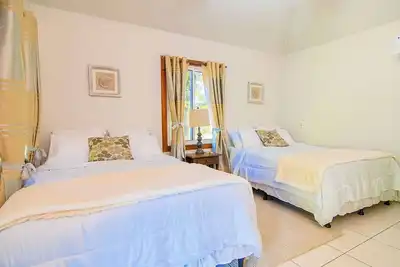 Image de West Bay • 2 Beds 4 Guests • Living Room • Shuttle