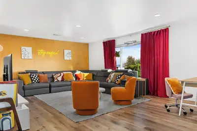 Image de Disney Splash House: 10min drive to Disney, 5 Bdrm, 9 beds, Heated Pool, Game Rm