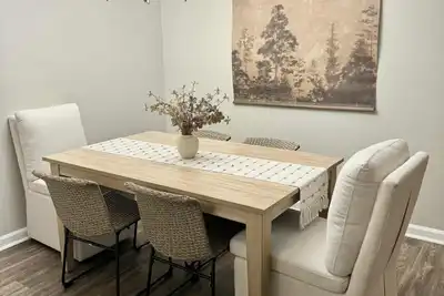 Image de Wn-3 mi to stadium, playground, parking, dining and shopping nearby