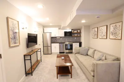 Image de Newly Renovated Park Garden 1br Suite in Oakland’s Trestle Glen!