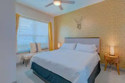 Image de Chic Condo Near the Lake!