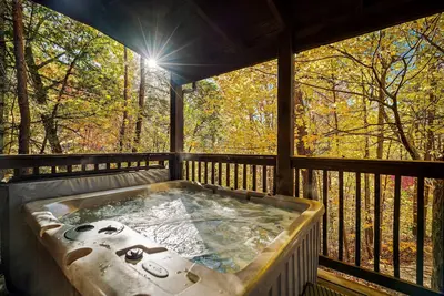 Image de Hot Tub + Pool Table | 3-King Cabin & Views