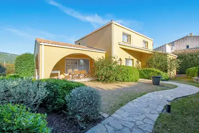 Image de Lumineuse villa dans un authentique village de vignerons Occitan - vue montagne