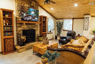 Image de Escape to Villa Serena\n3BR, Hidden Speakeasy, Fire Place & Pit, Chefs Kitchen