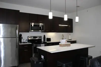 Modern Luxury 2br with Pool Access